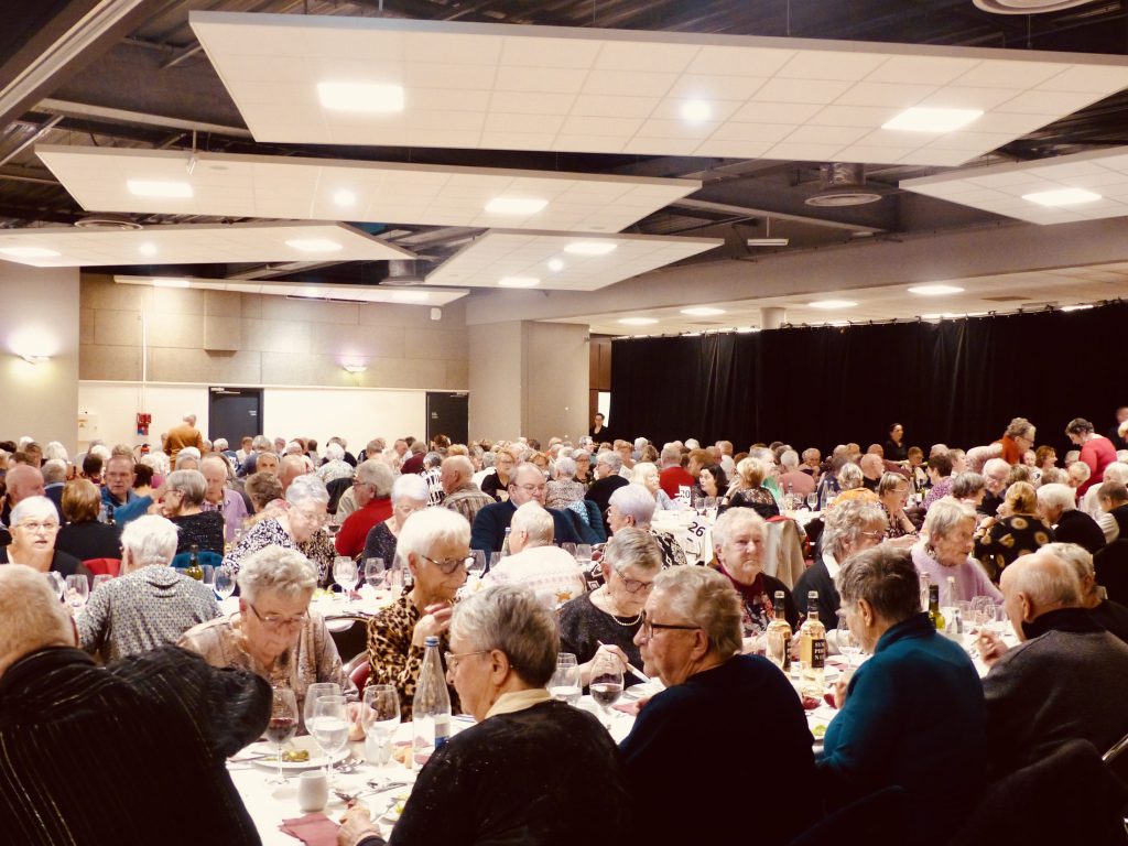 Salle comble lors d'un repas des aînés à l'Espace Glenmor, convives attablés