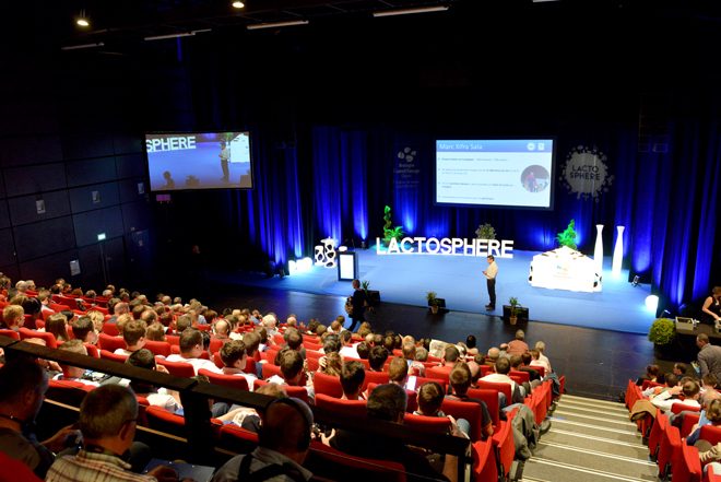 Auditorium Espace Glenmor comble lors de la conférence Lactosphère avec lettres lumineuses sur scène