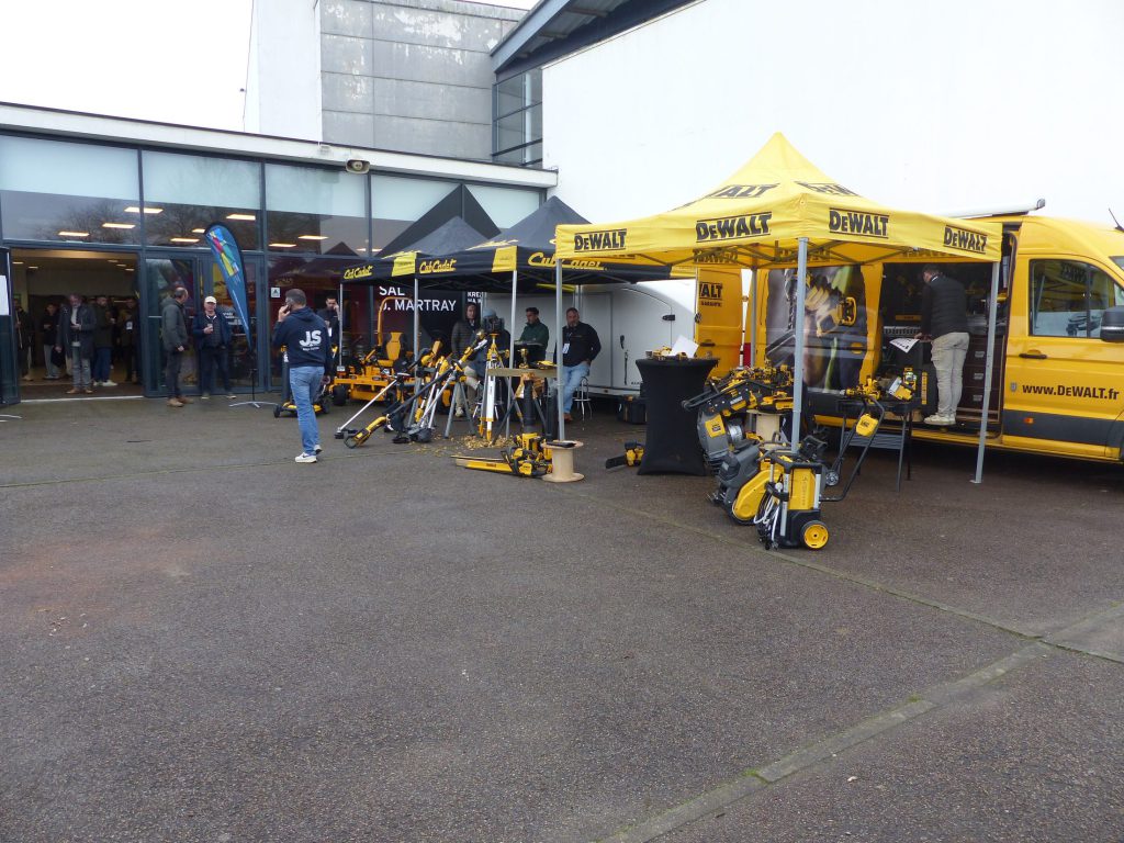 Exposition extérieure DeWALT et Cub Cadet devant l'Espace Glenmor avec tondeuses et outillage