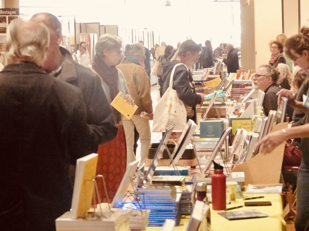 Visiteurs parcourant les stands de livres lors du Festival du livre à l'Espace Glenmor